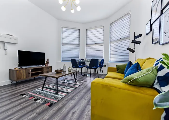 Comfy And Contemporary One Bedroom Flat