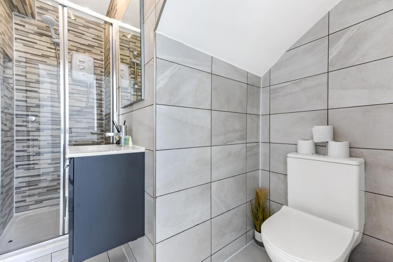 Comfy And Contemporary One Bedroom Flat Londra